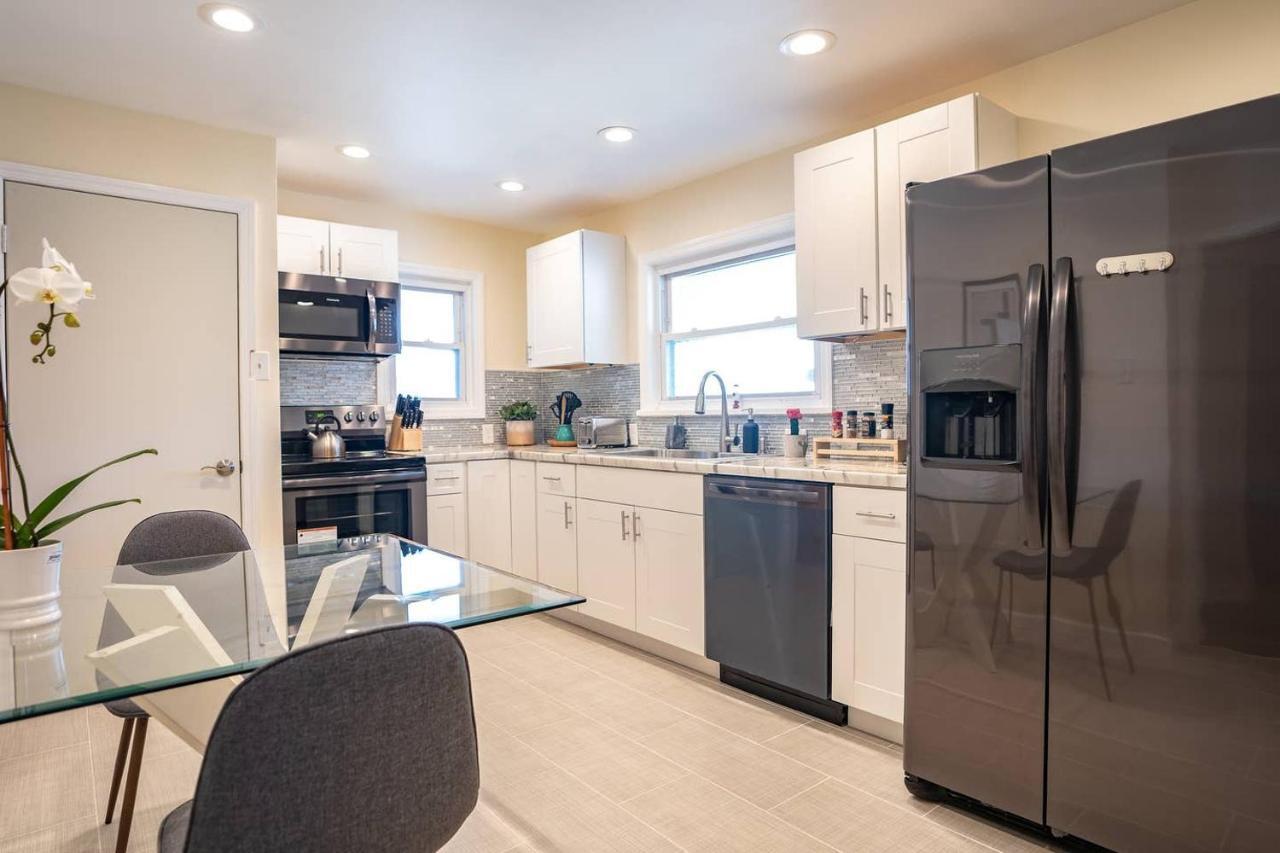 Holiday home Fabulous Mid Century 4br 3bath House